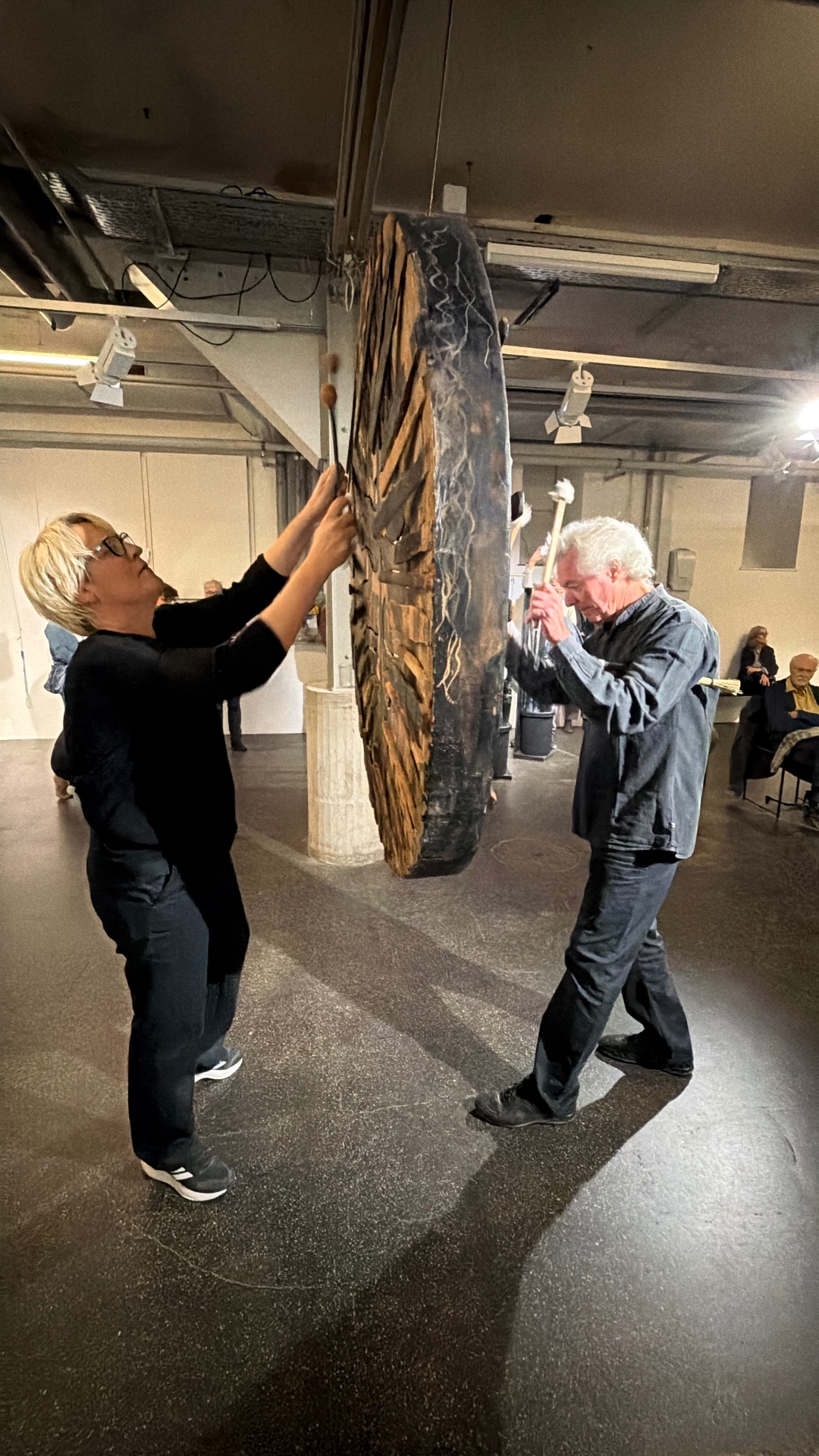 Natalie Dietrich und Marcello Mosca an der Klangrad-Trommel